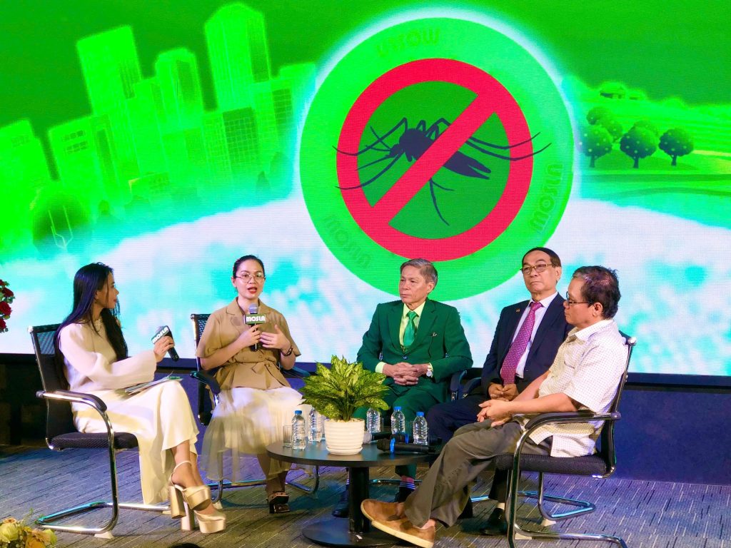 Các diễn giả cùng trao đổi các chủ đề xoay quanh phòng chống sốt xuất huyết, sáng chế và câu chuyện khởi nghiệp